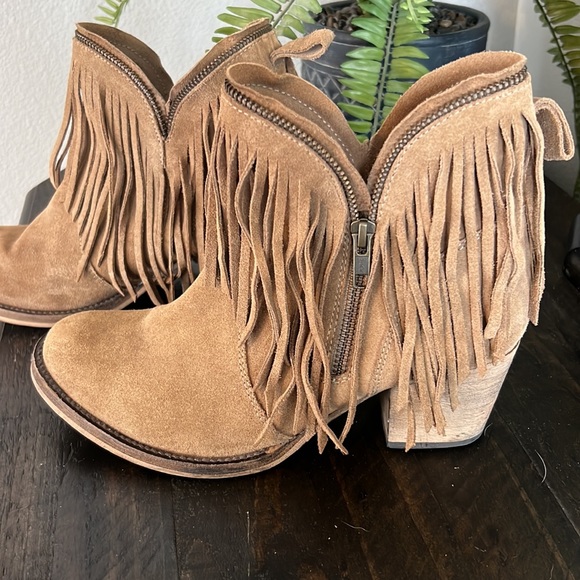 Dingo ankle boots with side zipper in tan suede. Gently worn. Size 7.5 - Picture 2 of 5